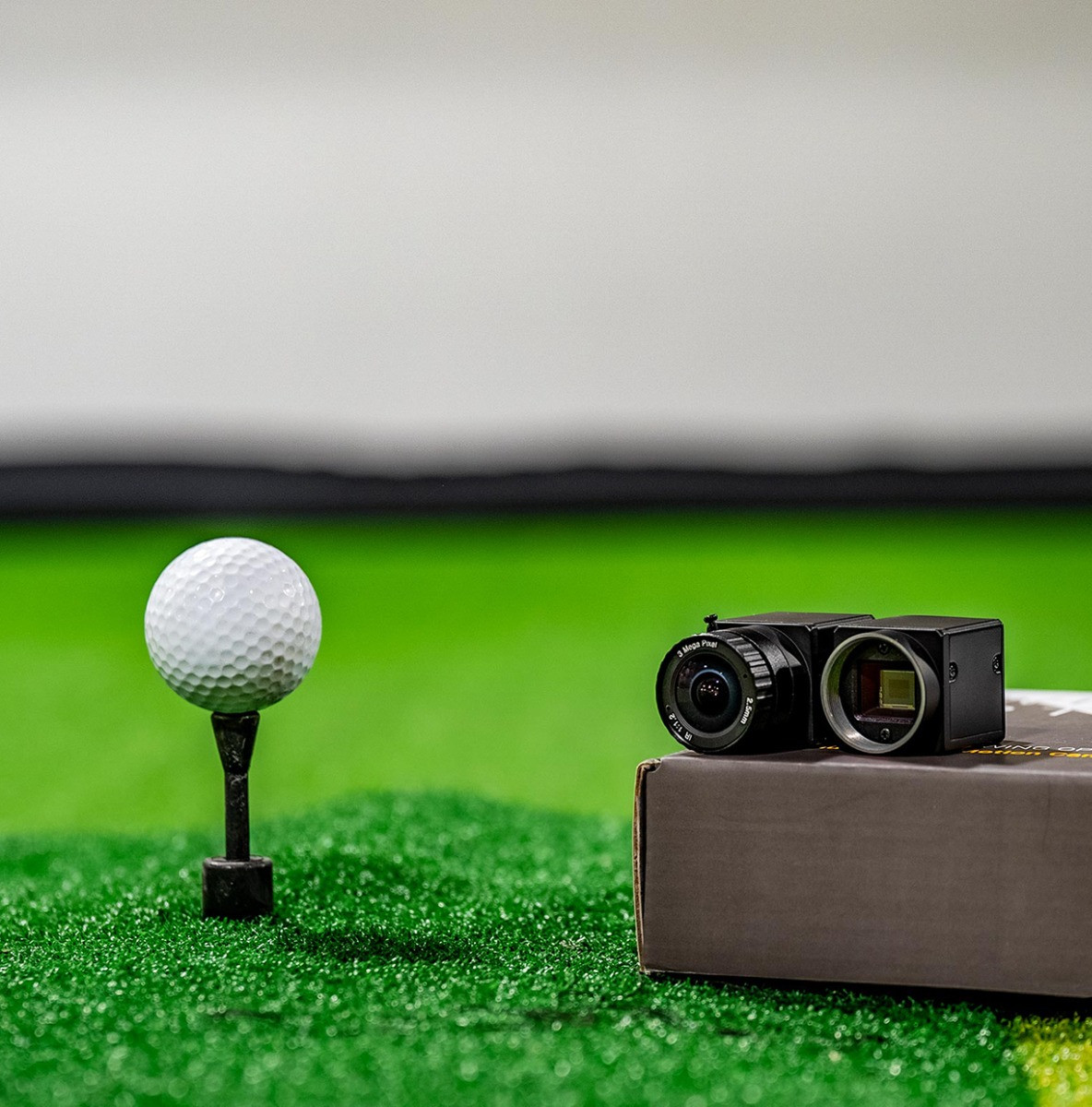 Uneekor EYE XO2 Golf Launch Monitor & Simulator – Ceiling-Mounted, Tour-Level Data